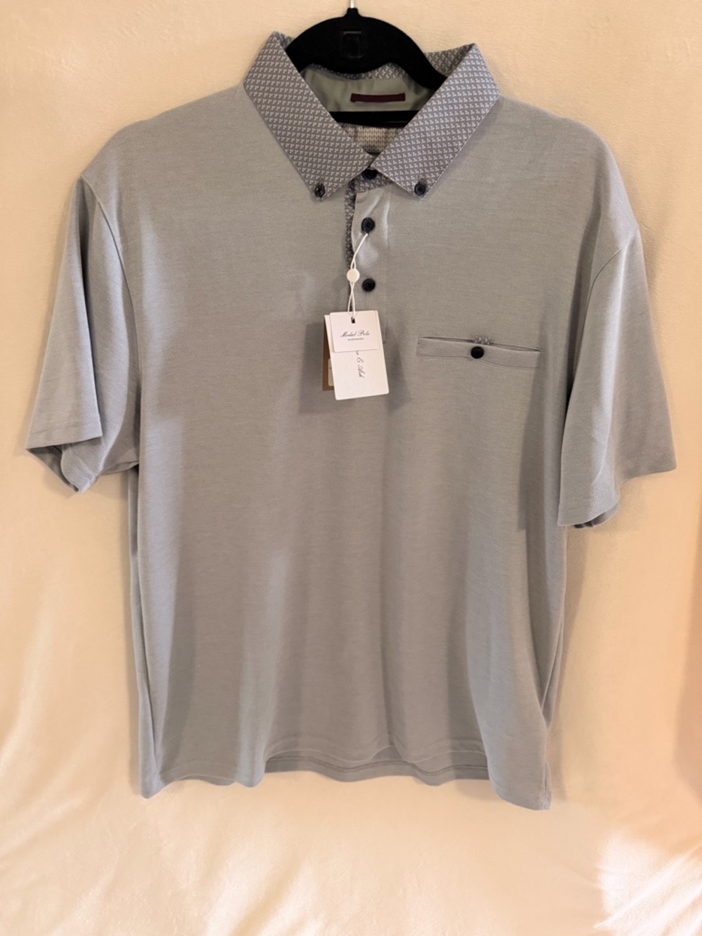 Short-Sleeve Light Gray Polo with Patterned Contrast Collar